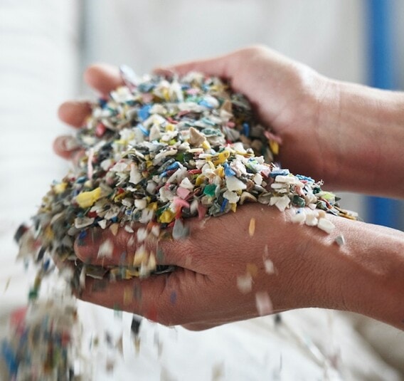 Made in Switzerland from 100% ocean bound plastic, tide ocean SA transforms single-use plastic into sustainable goods. Certina, which incorporates an eco-responsible approach in its design, has chosen to integrate this material in its watches.